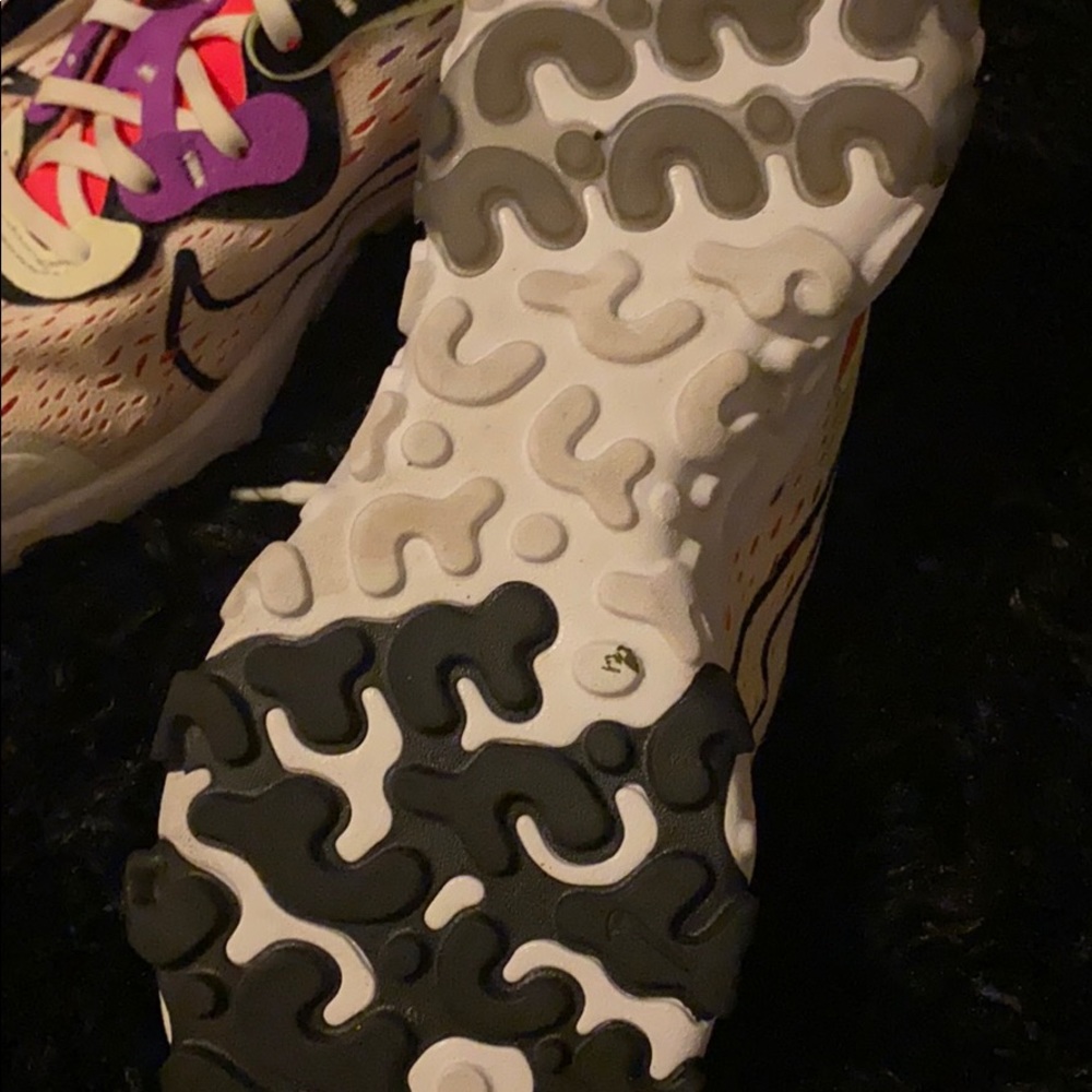 Nike - Picture 3 of 3